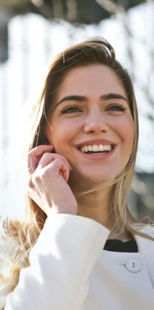 kandidaat is blij en geslaagd voor CBR theorie examen.