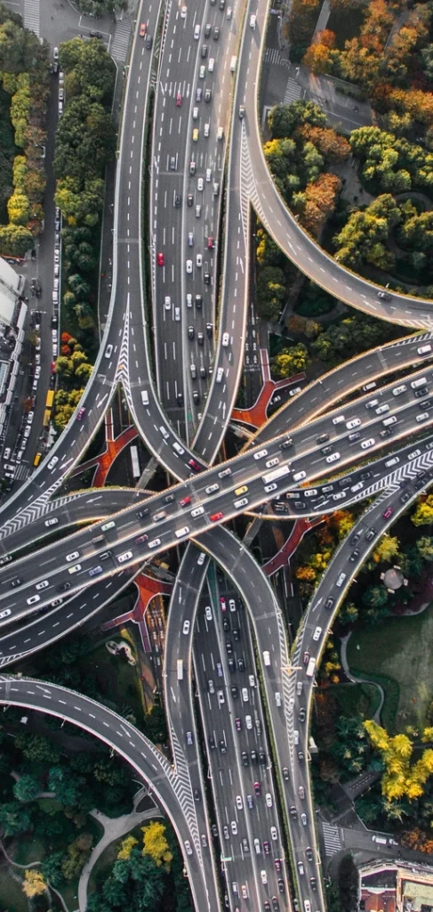 het bovenaanzicht van een zeer complexe verkeerssituatie